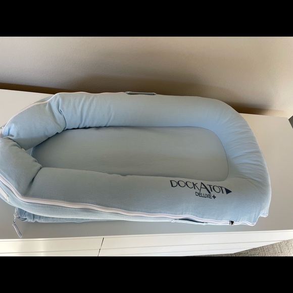 The DockATot Deluxe+ is multifunctional docking station for babies. Light blue. - Picture 6 of 7